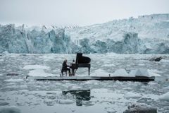 Klavírista koncertoval na pódiu plujícím Arktidou. Chtěl tak podpořit její záchranu
