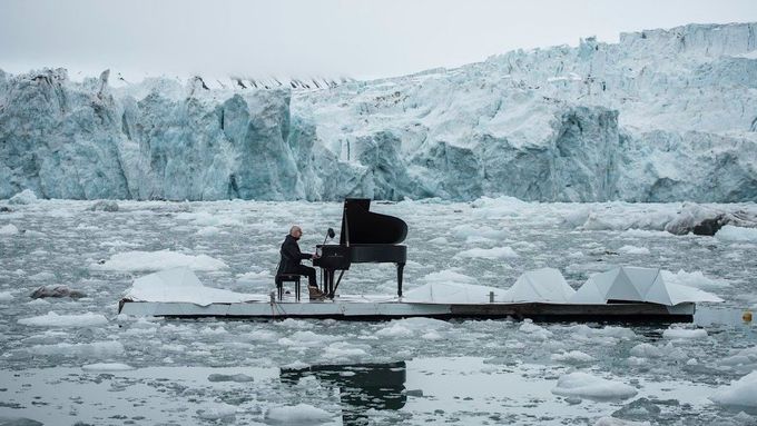 Pódium s pianistou plulo Arktidou mezi krami.