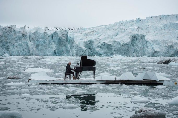 Pódium s pianistou plulo Arktidou mezi krami.