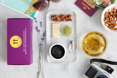 Černá zmrzlina, čaj a levandulové dortíky. Profesor z Oxfordu vymyslel ideální jídlo do letadla.
