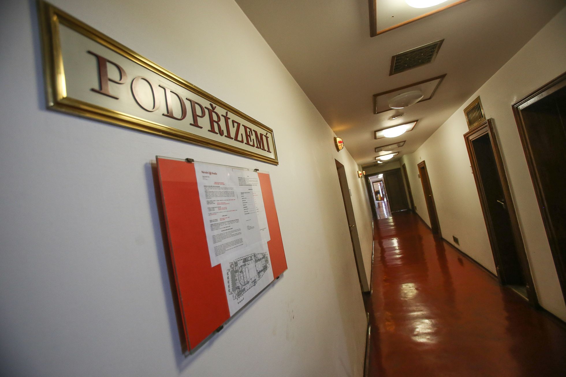 Na den pod zem - prohlídka podzemí Národního divadla a kostela Pražského Jezulátka