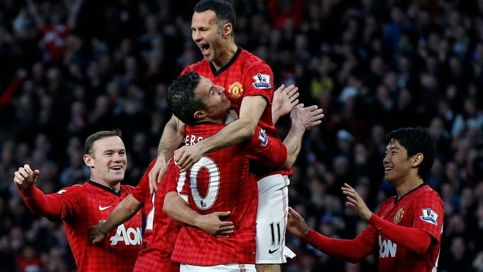 Hráči Manchesteru United slaví gól Robina van Persieho v zápase proti Aston Ville