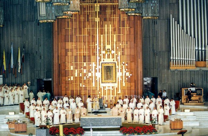 Život bývalého kardinála a pražského arcibiskupa pražského Dominika Duky na archivních snímcích.