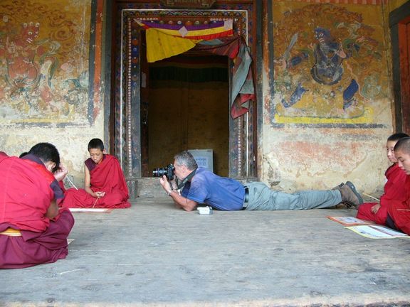 Oldřich Bubák fotí tibetské mnichy.