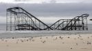 RNPS IMAGES OF THE YEAR 2012 - The extensive damage to an amusement park roller coaster in the aftermath of Hurricane Sandy is seen in Seaside Heights, New Jersey, November 13, 2012. Residents of New York and New Jersey were told to prepare for a long recovery from Superstorm Sandy, as thousands of people grappled with cleaning up their properties, the extended lack of electricity and gasoline shortages nine days after the storm. REUTERS/Tom Mihalek (UNITED STATES - Tags: ENVIRONMENT DISASTER TPX IMAGES OF THE DAY) Published: Pro. 5, 2012, 11:10 odp.