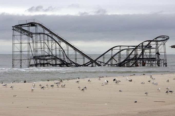 RNPS IMAGES OF THE YEAR 2012 - The extensive damage to an amusement park roller coaster in the aftermath of Hurricane Sandy is seen in Seaside Heights, New Jersey, November 13, 2012. Residents of New York and New Jersey were told to prepare for a long recovery from Superstorm Sandy, as thousands of people grappled with cleaning up their properties, the extended lack of electricity and gasoline shortages nine days after the storm. REUTERS/Tom Mihalek (UNITED STATES - Tags: ENVIRONMENT DISASTER TPX IMAGES OF THE DAY) Published: Pro. 5, 2012, 11:10 odp.