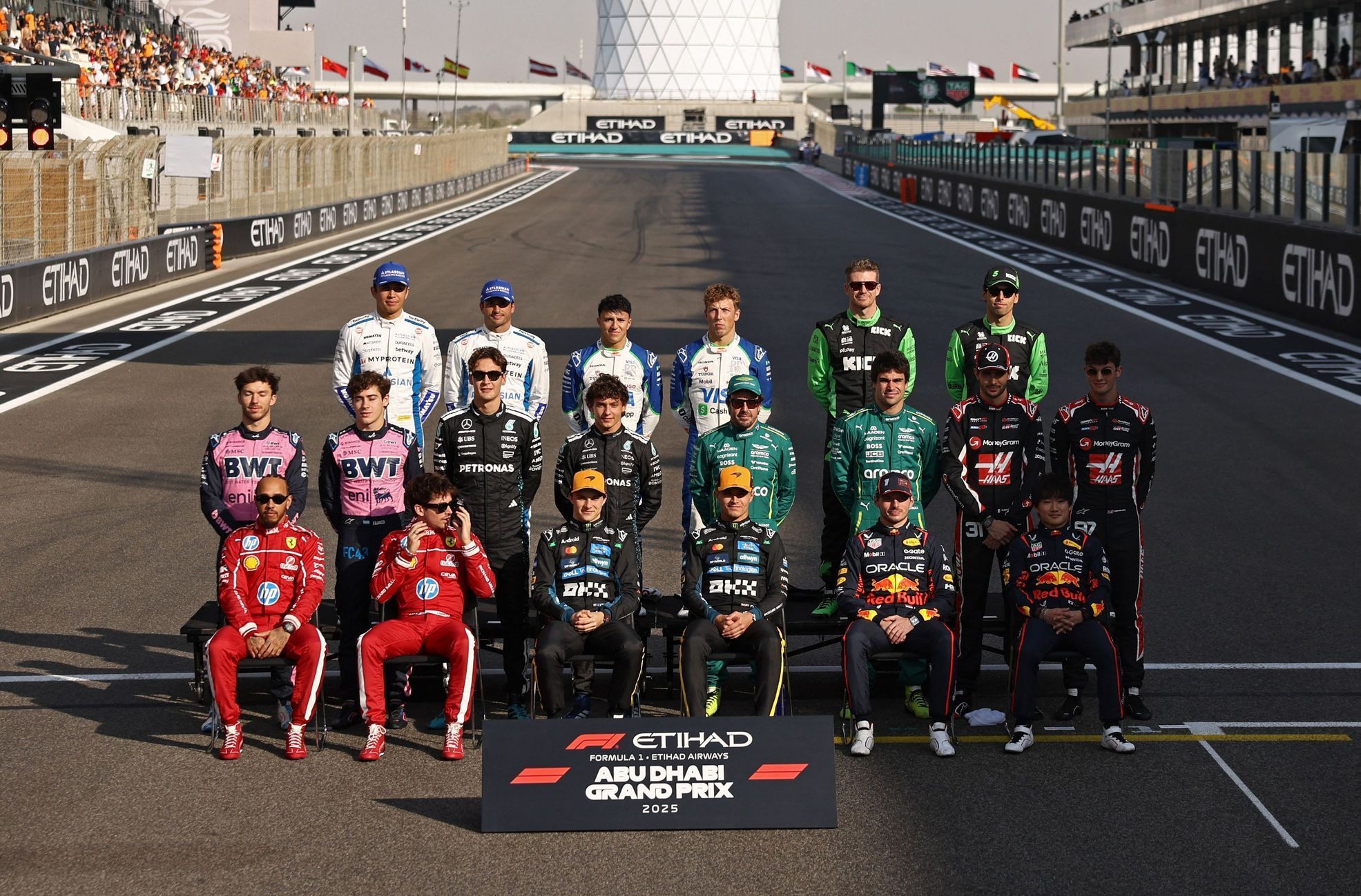 Společní focení jezdců F1 na konci sezony 2025 v Abú Zabí