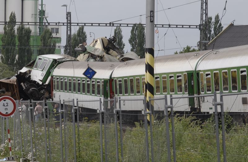 Vlak EuroCity narazil u Studénky do mostu