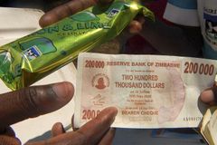 Inflace v Zimbabwe: zavádí se stomiliardová bankovka