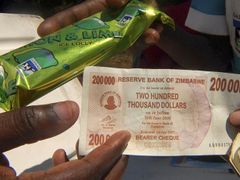 Zimbabwská banka před nedávnem uvedla do oběhu bankovku v astronomické hodnotě 200 tisíc zimbabwských dolarů. Po pár dnech za ní lze koupit nanuk.
