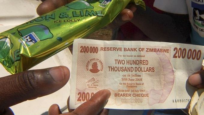 Zimbabwská centrální banka nechává tisknout bankovky stále vyšších denominací. Inflace v zemi je zcela mimo kontrolu