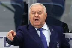 Kýble na zvracení a dril, který hvězdě znechutil hokej. Obávaný ruský kouč se vrací