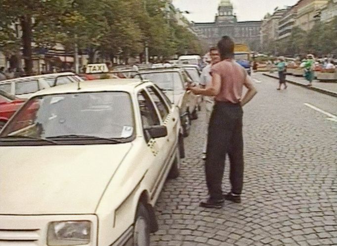 Dobové snímky z historie tuzemské taxislužby.