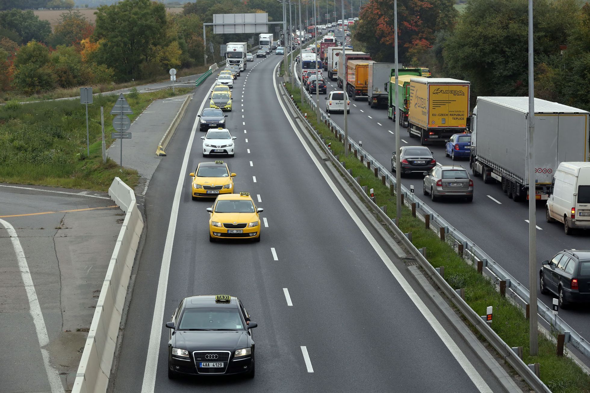 Taxikáři blokují cestu k letišti