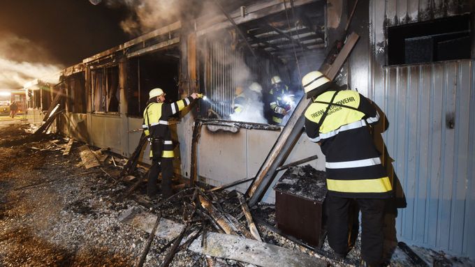 Hasiči likvidují požár v ubytovně pro uprchlíky v centru Mnichova (27. ledna 2016). Ilustrační foto.