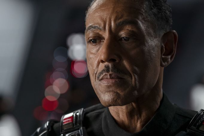 Giancarlo Esposito jako Moff Gideon.