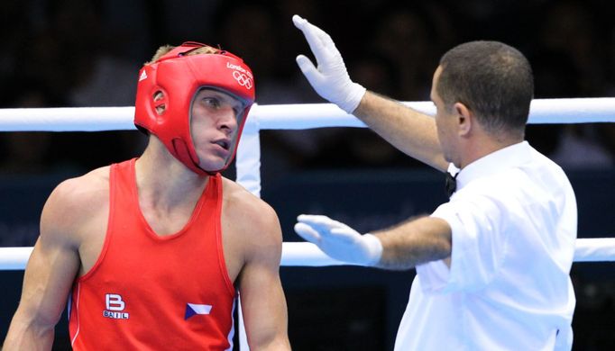 Český boxer Zdeněk Chládek bojuje v kategorii do 64 kg s Mongolem Munch-Erdene Urančimegem na OH 2012 v Londýně.