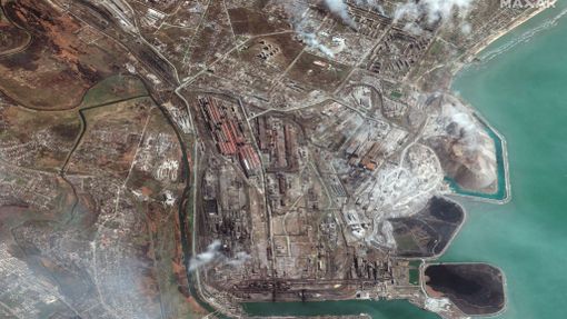 Satelitní snímky železárny a ocelárny Azovstal v Mariupolu.