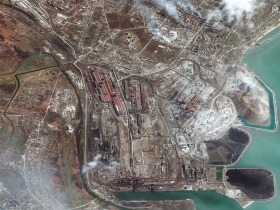 Ocelárny Azovstal v Mariupolu na satelitním snímku.