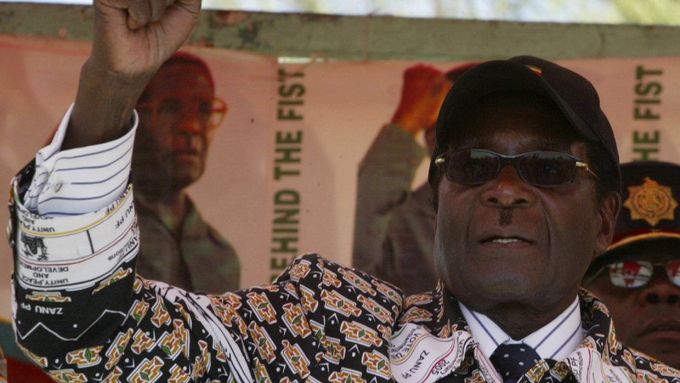 Robert Mugabe na jednom z posledních předvolebních mítinků stoupenců jeho vládní strany Zanu-PF