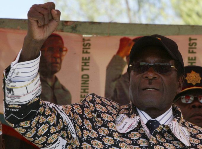 Robert Mugabe na jednom z posledních předvolebních mítinků stoupenců jeho vládní strany Zanu-PF