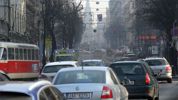 Plán navrhoval, aby v případě smogu byla zakázaná jízda po Praze polovině aut.
