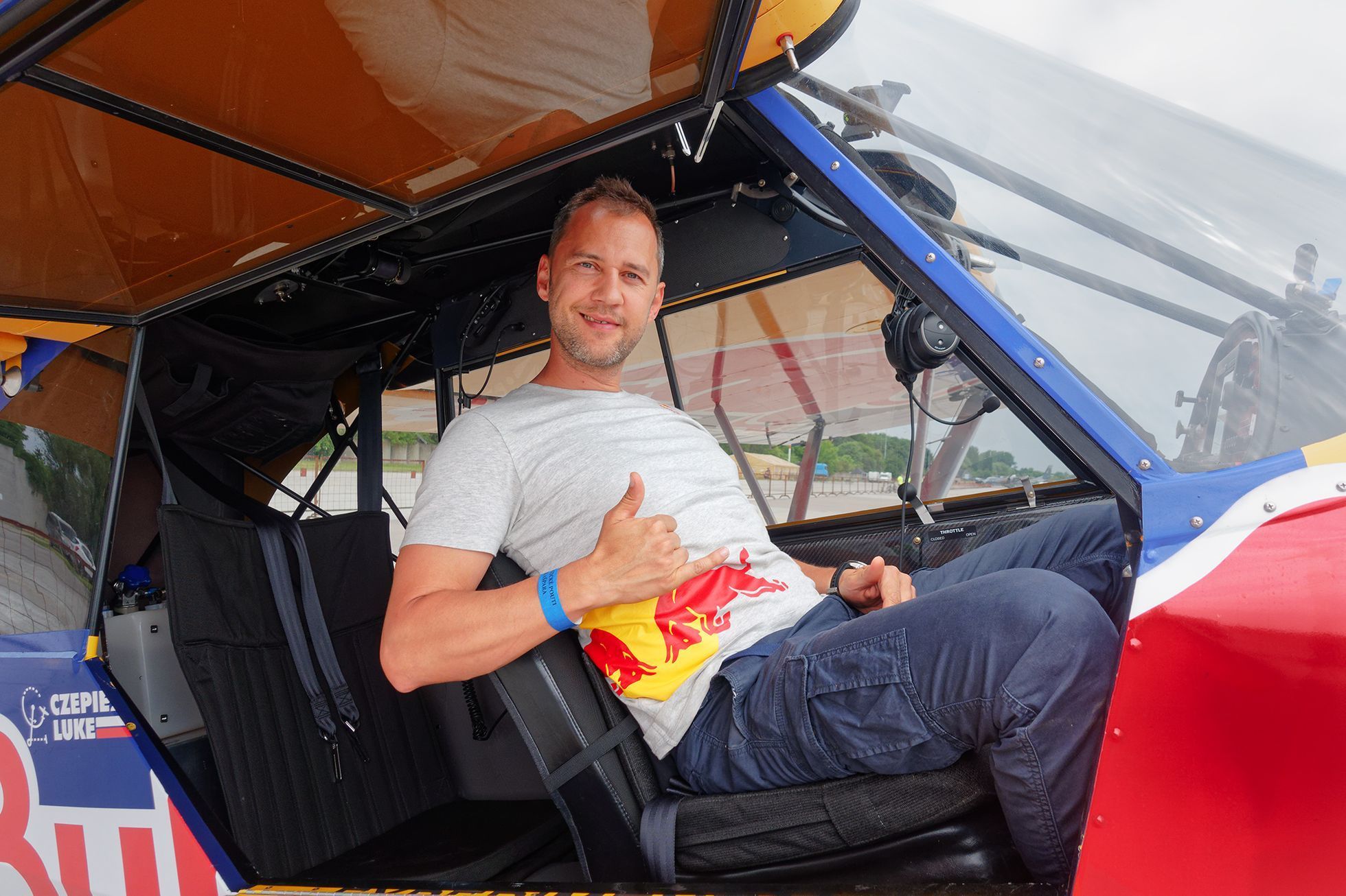 Pilot Łukasz Cziepiela a jeho letadlo, se kterým přistál na střeše mrakodrapu Burž al-Arab, Aviatická pouť Pardubice, květen 2023