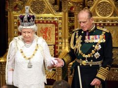 Královna a vévoda z Edinburghu při návštěvě parlamentu
