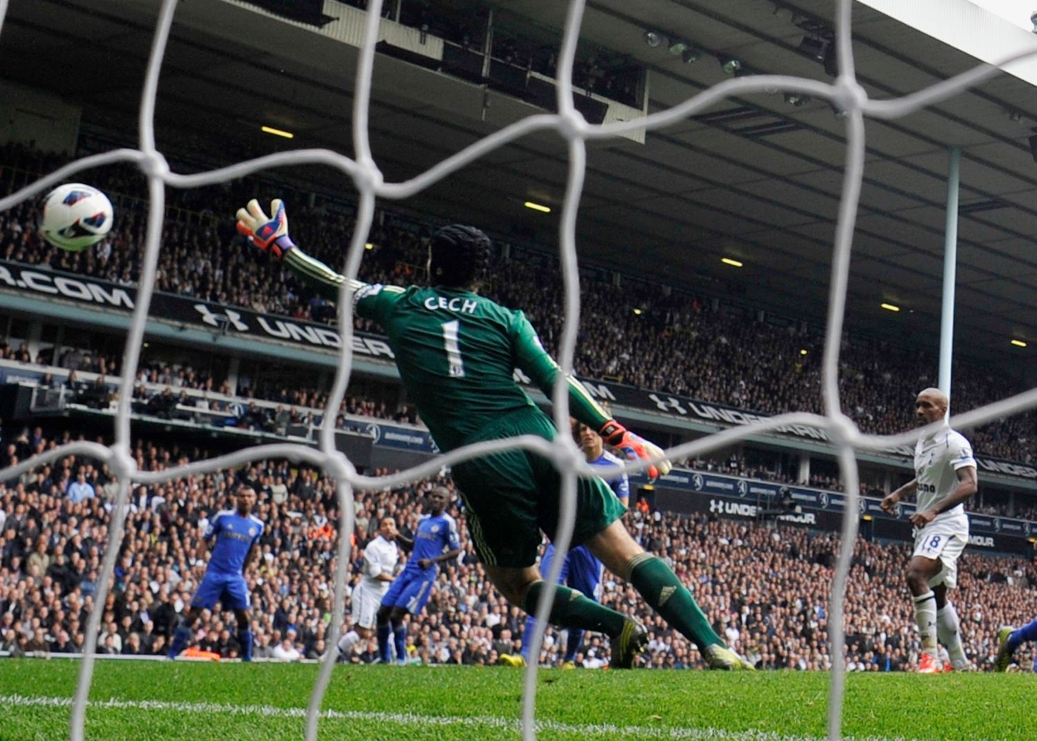 Fotbalista Tottenhamu Jermain Defoe střílí svůj gól v utkání anglické Premier League 2012/13 proti Chelsea.
