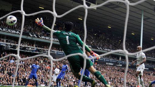 Fotbalista Tottenhamu Jermain Defoe střílí svůj gól v utkání anglické Premier League 2012/13 proti Chelsea.