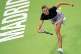 Maria Šarapovová odvrací míček ve finále Turnaje mistryň v Madridu, kde hrála ve finále s Justine Heninovou.
