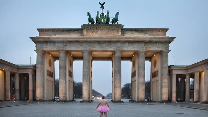 Tančí po celém světě v růžové sukni. Bojuje proti rakovině