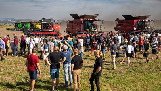 Srdce zemědělce plesá. Výborný přihlížel rekordu v počtu mlátiček na jednom poli