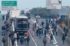 Uprchlíci se snažili u francouzského Calais zastavit kamion. Řidič při vyhýbání se jednoho přejel