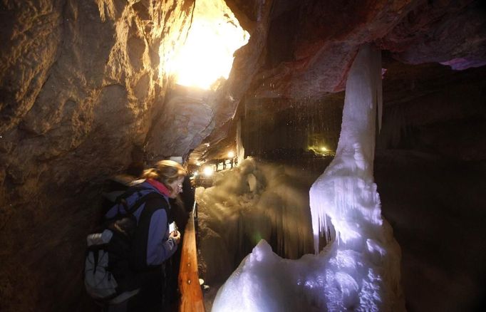 People walk inside the Eisriesenhoehle (giant ice cave) at Dachstein mountain near the village of Obertraun April 28, 2012. Scientists crews led by Oesterreichisches Weltraum Forum (Austrian space forum) tested a space suit technology, three-dimensional cameras, radar, rover vehicles, communications and sterile testing systems during an 11-nation field test in the icy Alpine caves. Picture taken April 28. REUTERS/Lisi Niesner (AUSTRIA - Tags: SCIENCE TECHNOLOGY ENVIRONMENT) Published: Kvě. 1, 2012, 5:44 odp.