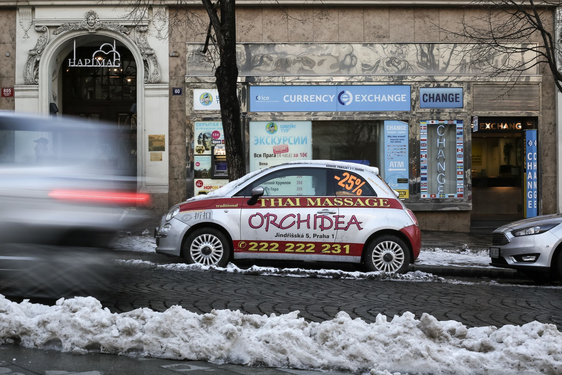 Reklama v městské památkové zóně v centru Prahy, vizuální smog
