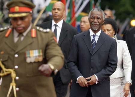 Thabo Mbeki před parlamentem JAR