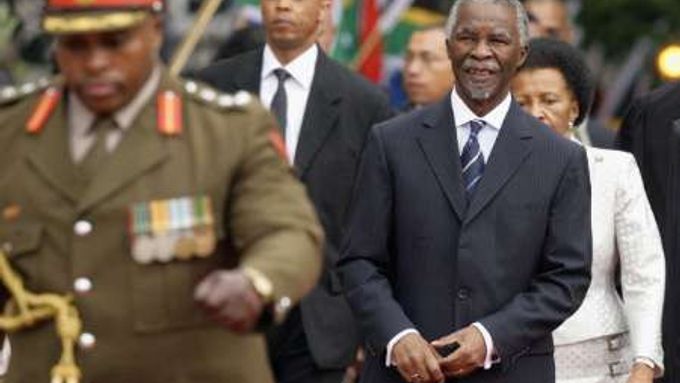 Thabo Mbeki na cestě do budovy jihoafrického parlamentu v Kapském městě