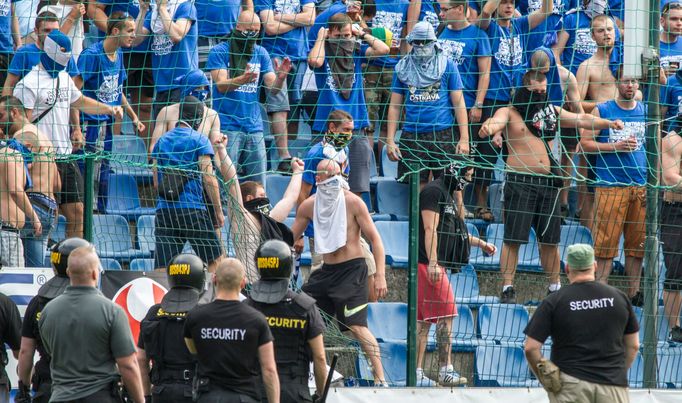 Výstižnosti fanoušků Baníku Ostrava ve Zlíně