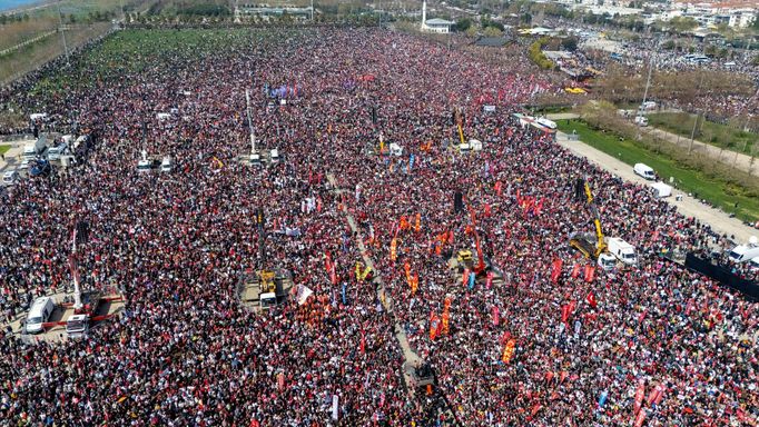 Stovky tisíc lidí se v sobotu v Istanbulu zúčastnily demonstrace, kterou svolala turecká opozice proti zadržení bývalého starosty tohoto města Ekrema Imamoglua.