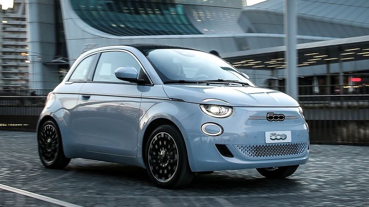 Fiat zachraňuje planetu. Nová 500 je pouze elektrická, dojezdem překonává konkurenci