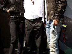 Bernie Ecclestone (uprostřed) s Victorií a Davidem Beckhamovými se zasloužil o to, že F1 je nejvýnosnějším sportem.