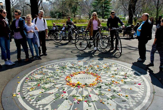 Vzpomínkové místo na zavražděného exčlena kapely The Beatles Johna Lennona ve Strawberry Fields v Central Parku.