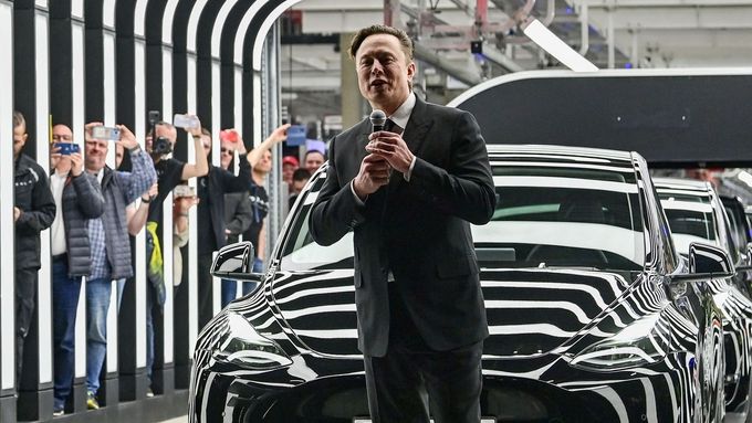 Elon Musk při otevření továrny Tesly v Berlíně.