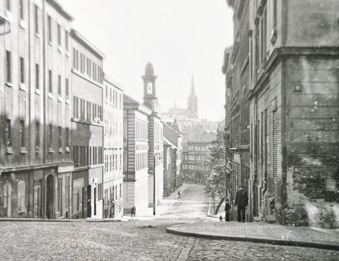 Pohled na Žerotínovou ulici směrem ke Komenskému náměstí. Rok 1955.