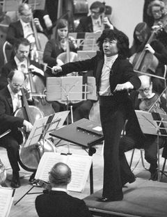 Seidži Ozawa řídí bostonský orchestr v roce 1978.