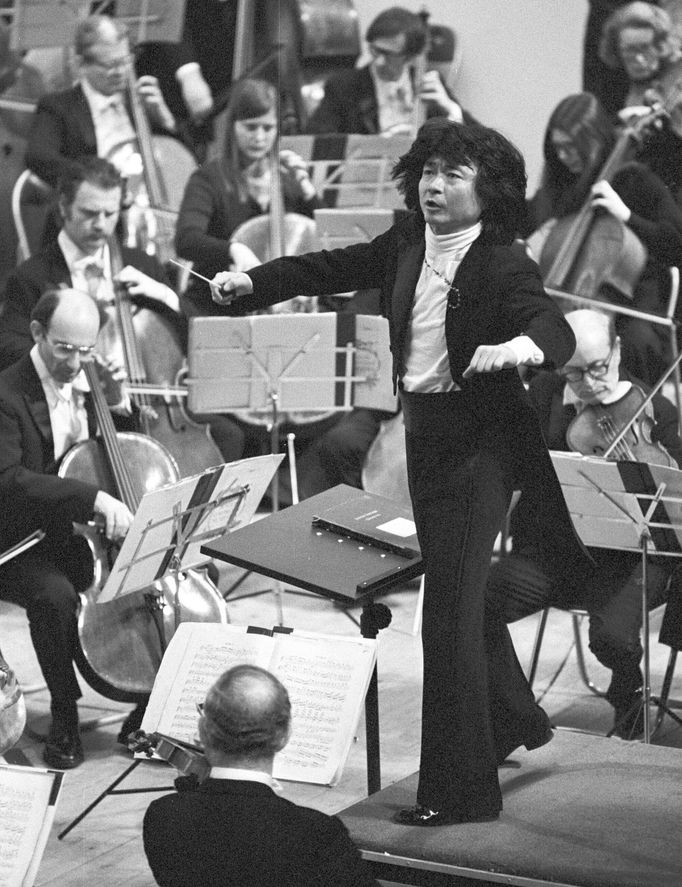 Seidži Ozawa řídí bostonský orchestr v roce 1978.