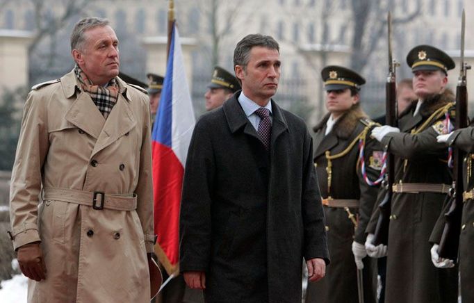 9. 1. přijel na návštěvu Česka norský premiér Jens Stoltenberg. Mirek Topolánek jej doprovodil na vojenskou přehlídku, která je součástí uvítacího ceremoniálu.