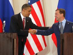 Obama a Medveděv v Praze.