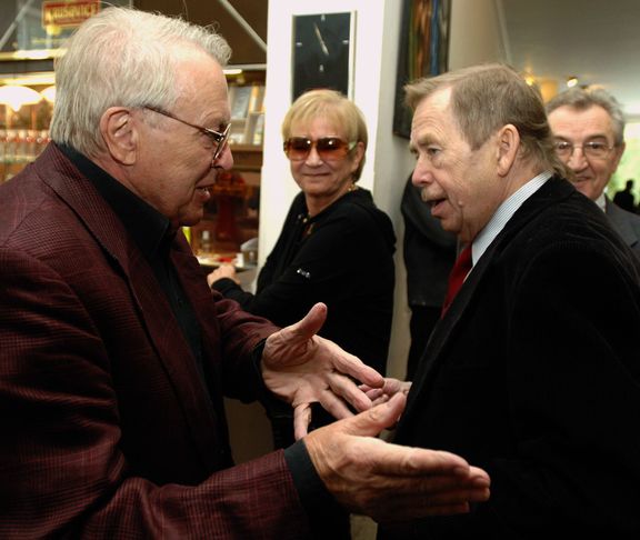 Charta 77 po třiceti letech. Pavel Kohout a Václav Havel na setkání jejích mluvčích, 2007. 